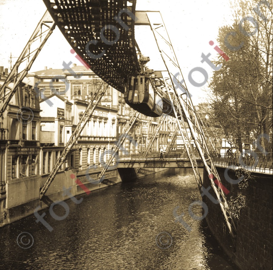 Die Schwebebahn | The monorail (foticon-600-roesch-roe01-sw-4.jpg)